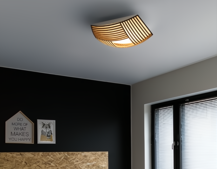 Loftlampe fra Secto med smalle stykker tr&aelig; i valn&oslash;d der danner en firkant