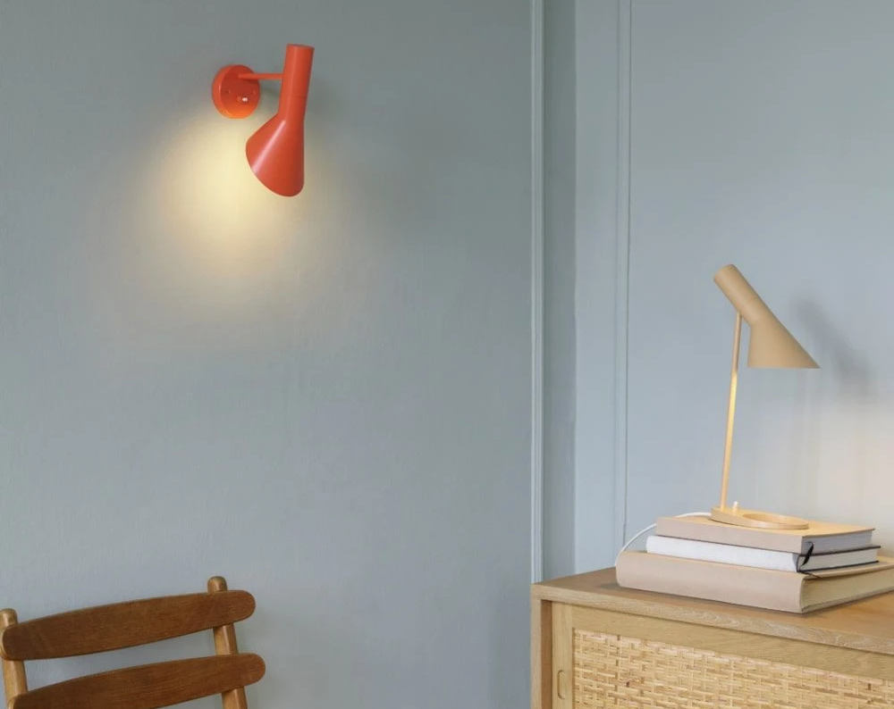 AJ V&aelig;glampe fra Louis Poulsen i electric orange og hvid lednig